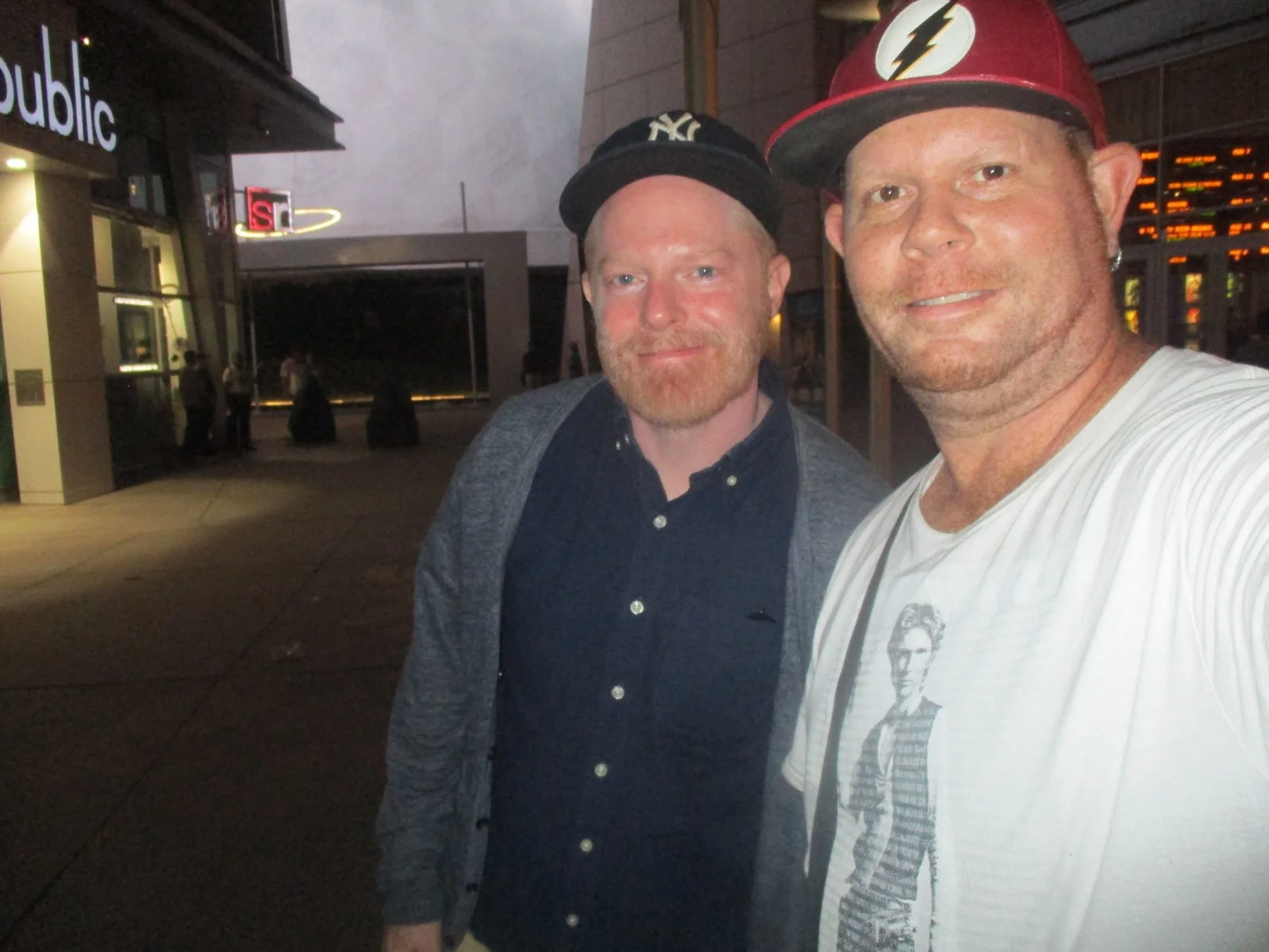 JESSE TYLER FERGUSON — Jesse Tyler Ferguson Modern Family matted signed index card with photo 11x17 #1, изображение 3
