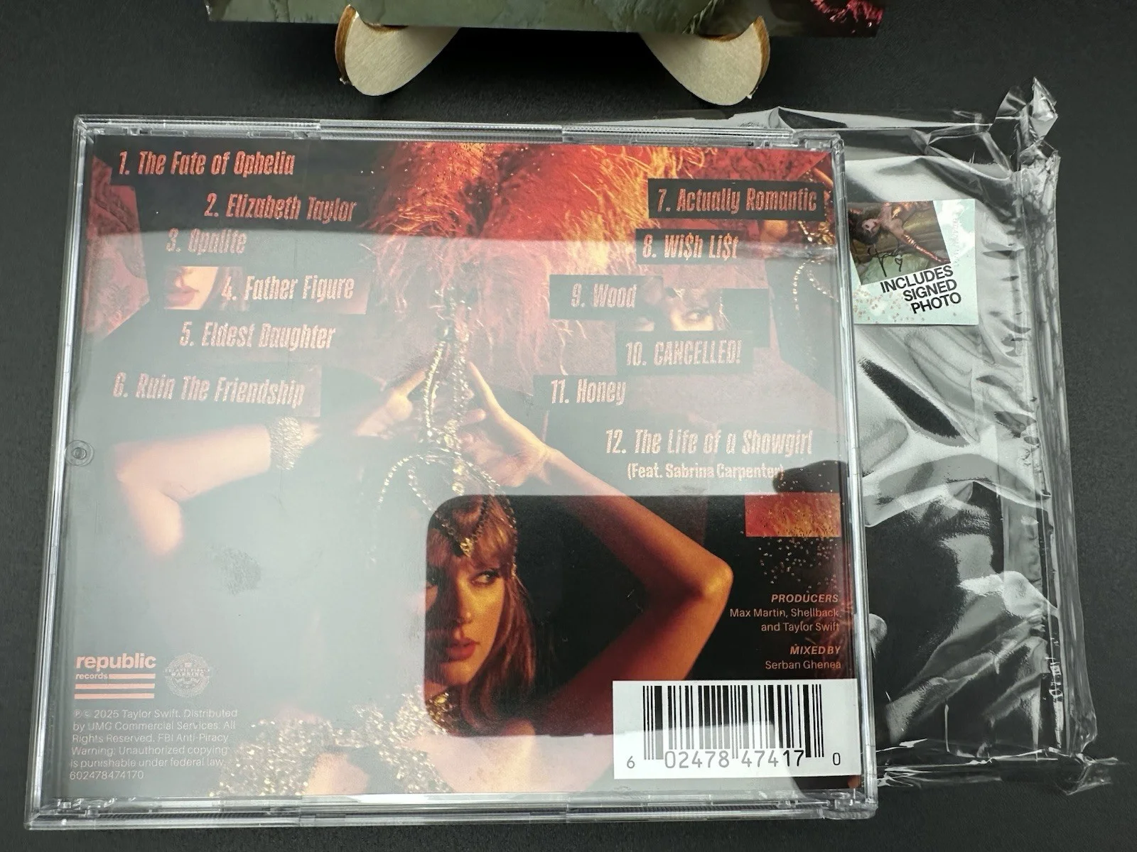 Taylor Swift - Life of a Showgirl CD + Hand Signed Photo #2 VERY UNIQUE HEART!!, изображение 3