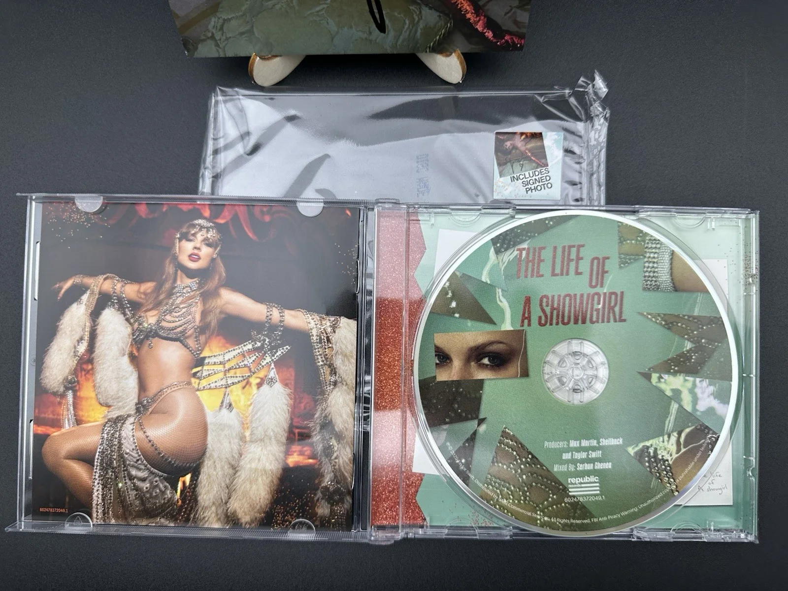 Taylor Swift - Life of a Showgirl CD + Hand Signed Photo #2 VERY UNIQUE HEART!!, изображение 5