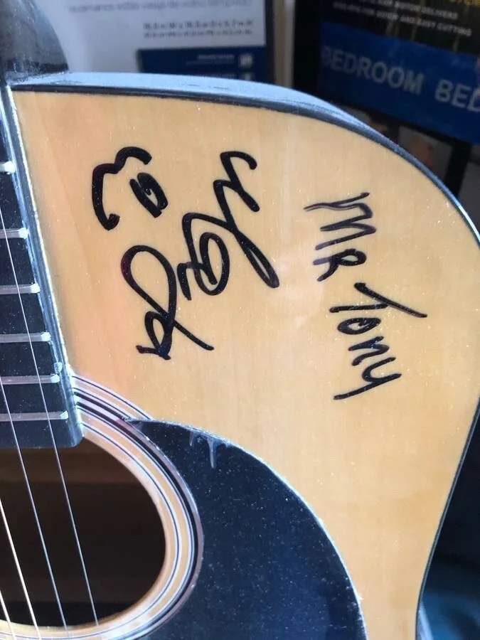autographed by Las Vegas performers AUTOGRAPHED PIGNOSE GUITAR cool find, изображение 2