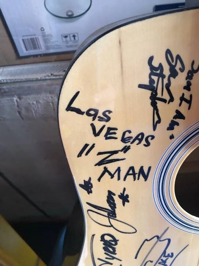 autographed by Las Vegas performers AUTOGRAPHED PIGNOSE GUITAR cool find, изображение 3