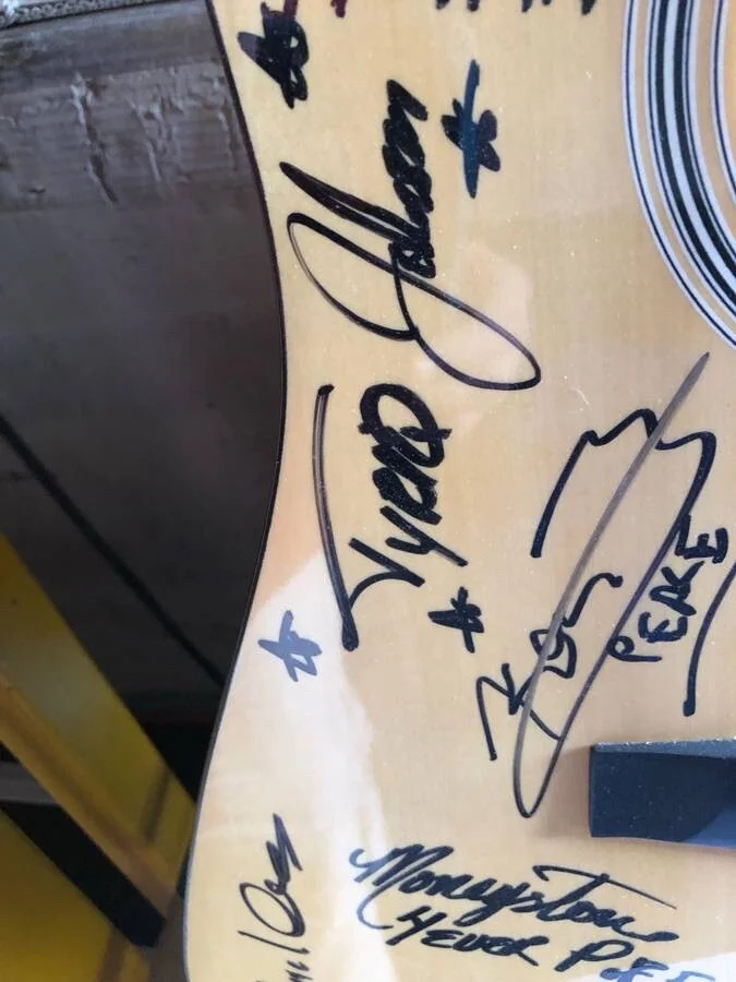 autographed by Las Vegas performers AUTOGRAPHED PIGNOSE GUITAR cool find, изображение 4