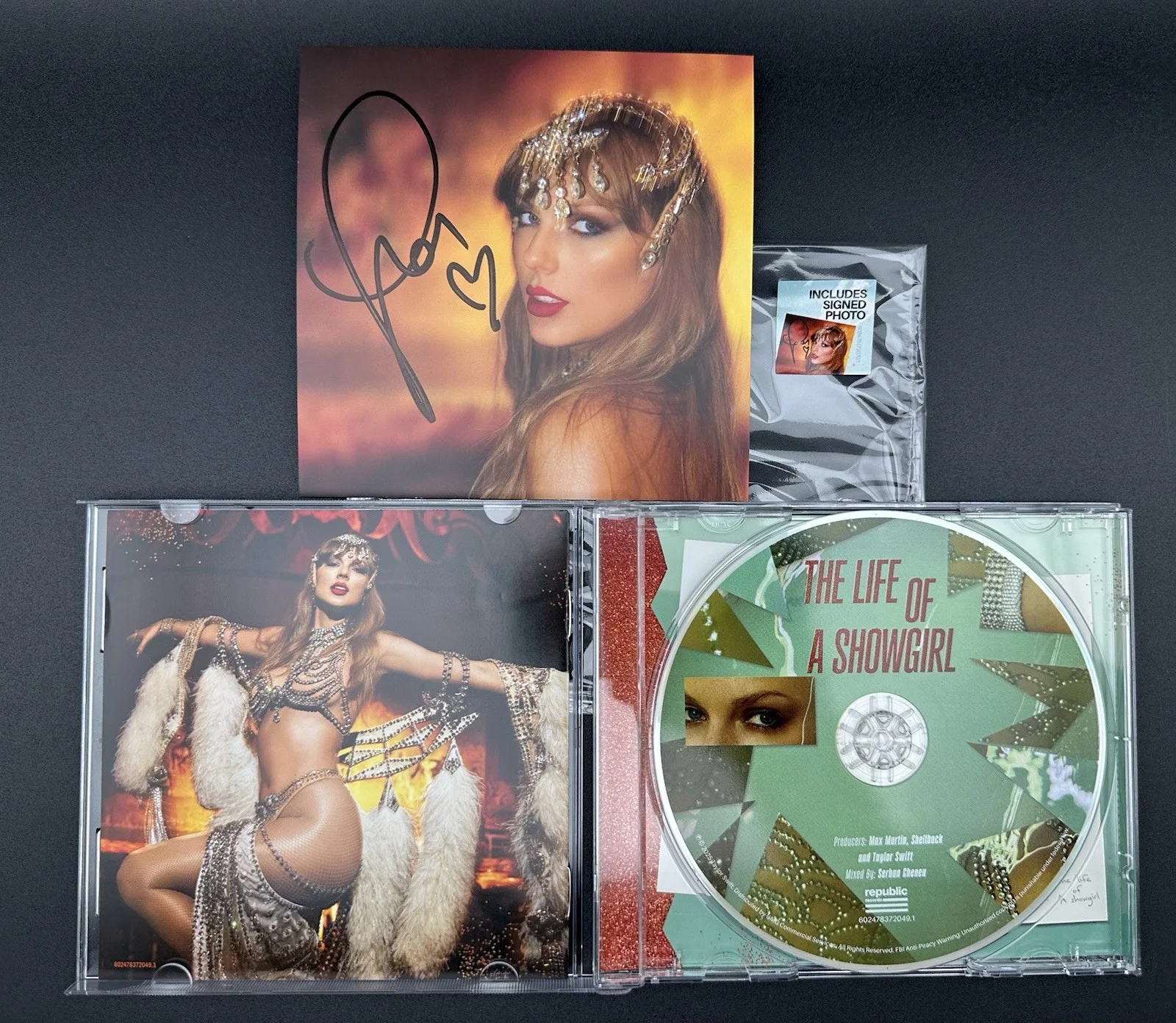 Taylor Swift - Life of a Showgirl CD + Hand Signed Photo #1 LONG SIGNATURE!!, изображение 3