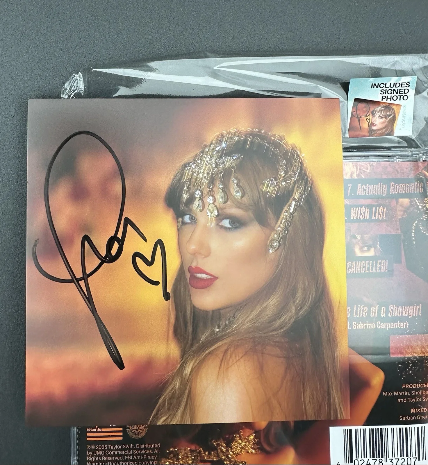 Taylor Swift - Life of a Showgirl CD + Hand Signed Photo #1 LONG SIGNATURE!!, изображение 5