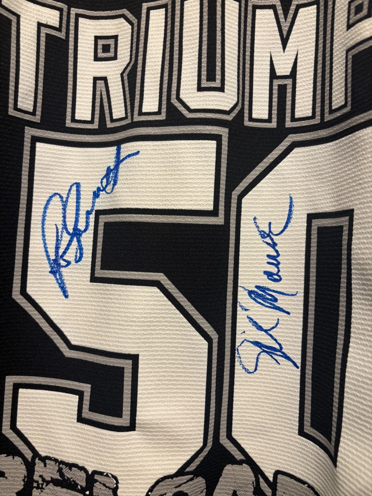 TRIUMPH SIGNED AUTOGRAPHED TOUR 2026 HOCKEY JERSEY RIK & GIL RARE X2 RELOADED, изображение 2