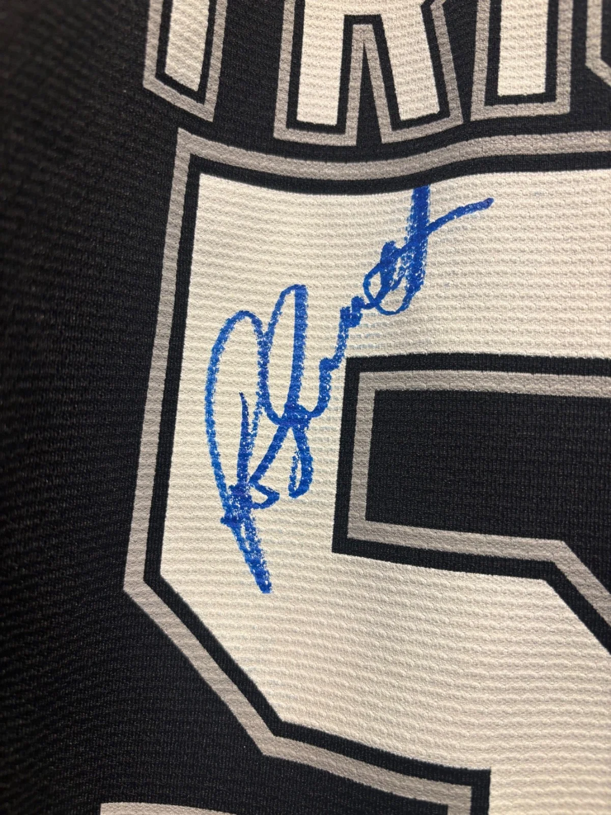 TRIUMPH SIGNED AUTOGRAPHED TOUR 2026 HOCKEY JERSEY RIK & GIL RARE X2 RELOADED, изображение 3