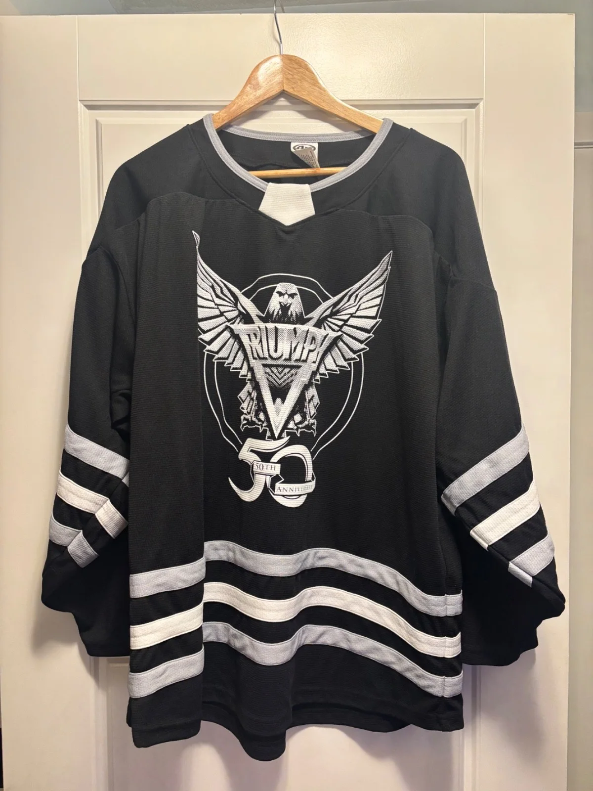 TRIUMPH SIGNED AUTOGRAPHED TOUR 2026 HOCKEY JERSEY RIK & GIL RARE X2 RELOADED, изображение 5