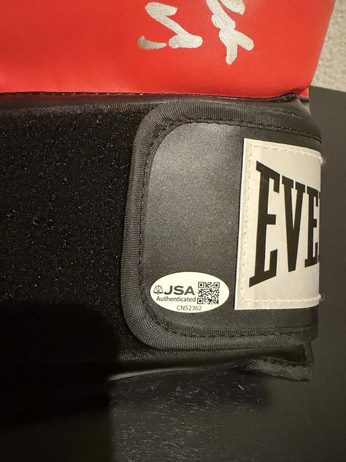 DOLPH LUNDGREN SIGNED BOXING GLOVE +“I MUST BREAK YOU!” & CN INSC. PROOF JSA COA, изображение 4