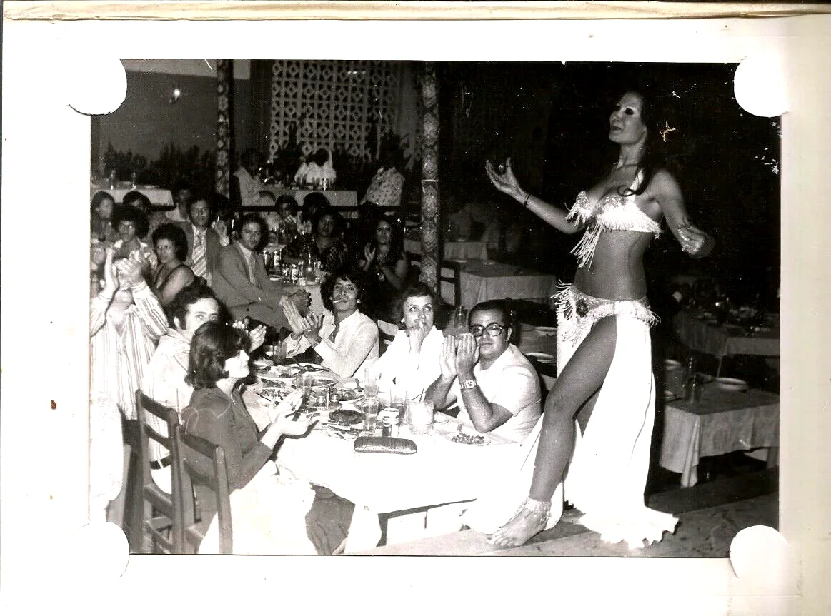 EGYPT SEXY CUTE BELLY DANCER PHOTO IN BOOKLET AT NIGHT CLUB VENUS #5, изображение 2