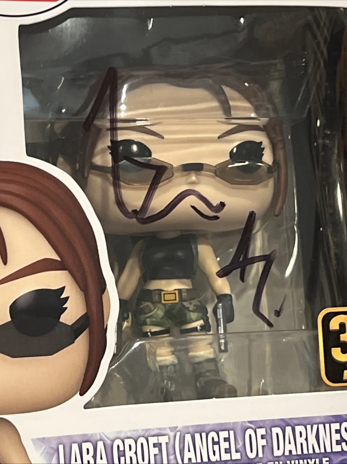 Angelina Jolie — Angelina Jolie Signed Autograph Lara Croft Funko Pop 30Th PSA/DNA Authentic, изображение 2