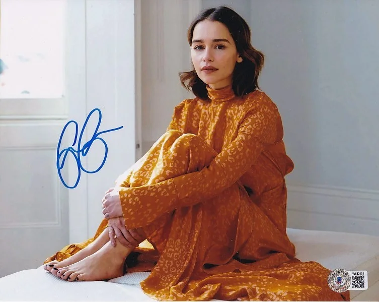EMILIA CLARKE — EMILIA CLARKE SIGNED AUTOGRAPH 8X10 PHOTO BEAUTIFUL BAREFOOT - BECKETT