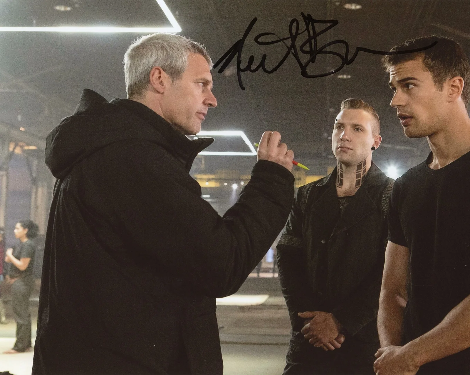 Neil Burger — Neil Burger "Divergent" Director AUTOGRAPH Signed 8x10 Photo