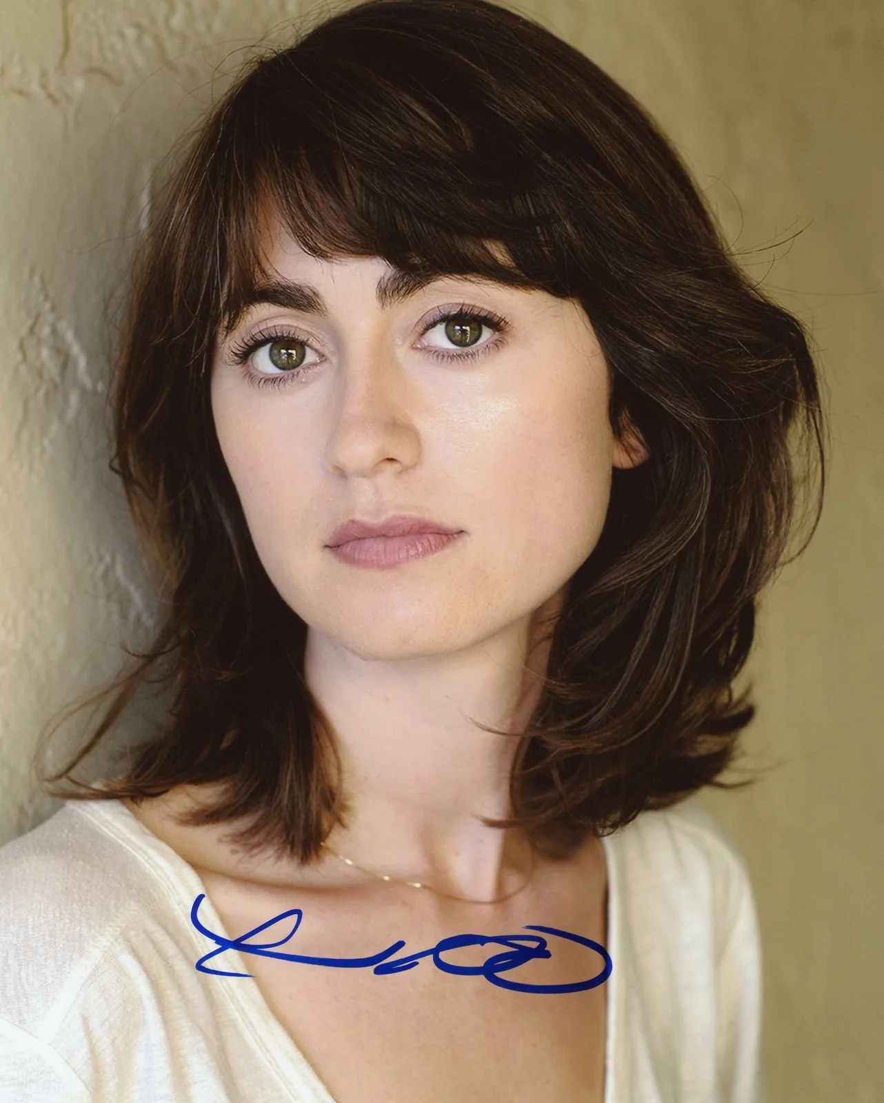Hannah Pearl Utt — Hannah Pearl Utt "Disengaged" AUTOGRAPH Signed 8x10 Photo B ACOA