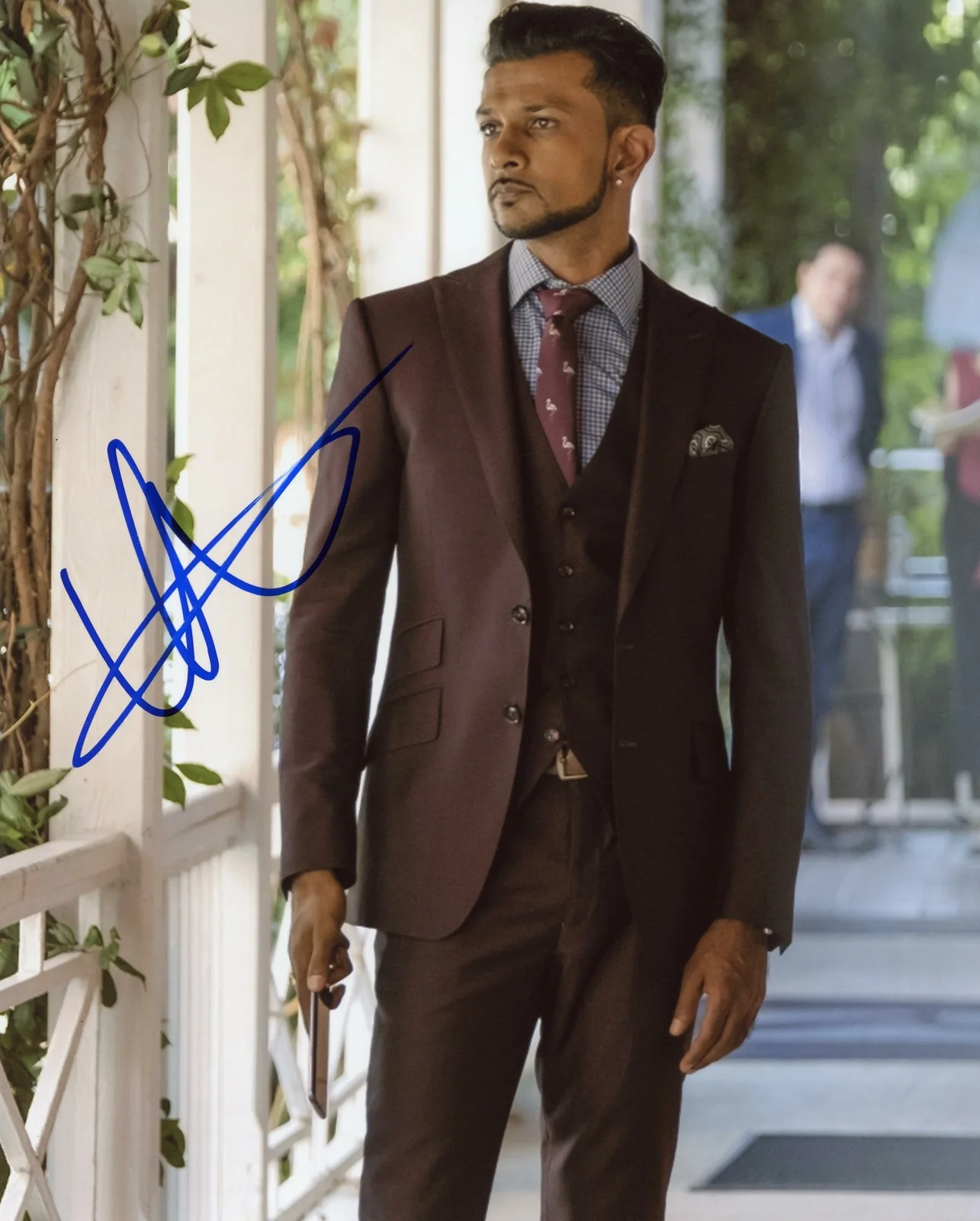 Utkarsh Ambudkar — Utkarsh Ambudkar "Basmati Blues" AUTOGRAPH Signed 8x10 Photo