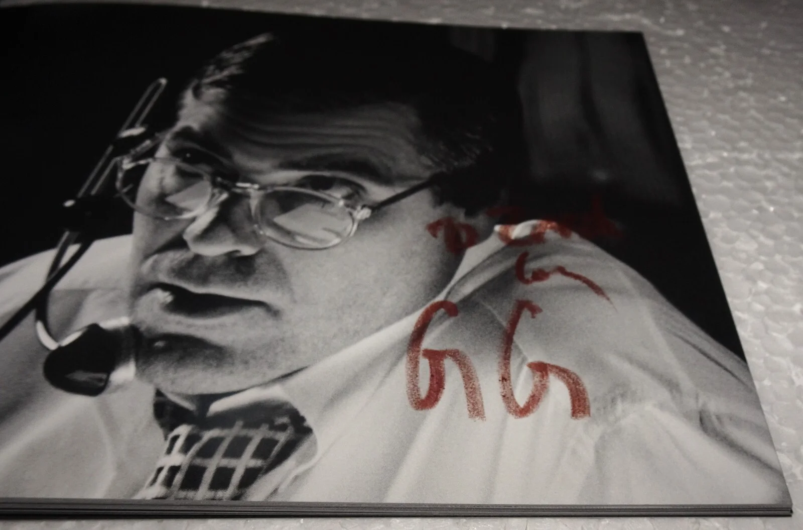 George Clooney — George Clooney Hand-Signed "Good Night, and Good Luck" Promo Book (2005) — Rare, изображение 3