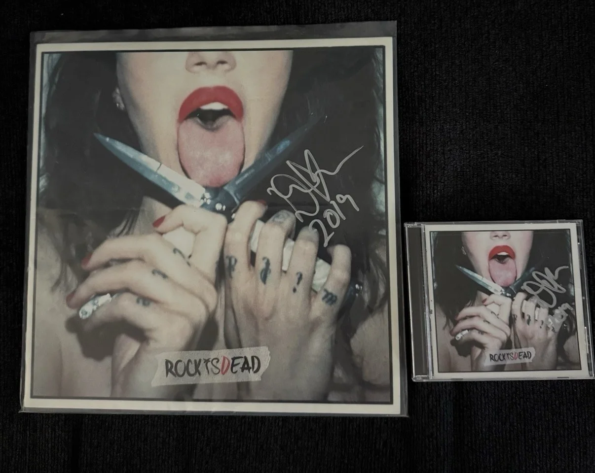 DOROTHY Signed Rockisdead WHITE Vinyl LP + CD Set - PHOTO PROOF - Vintage Vinyl, изображение 2