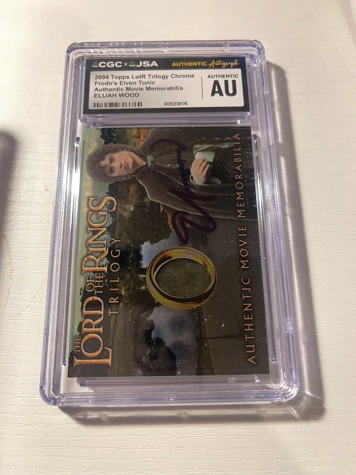 Elijah Wood — 2004 TOPPS CHROME Elijah Wood FRODO ELVEN TUNIC MEM Card IP Signed JSA/CGC Cert