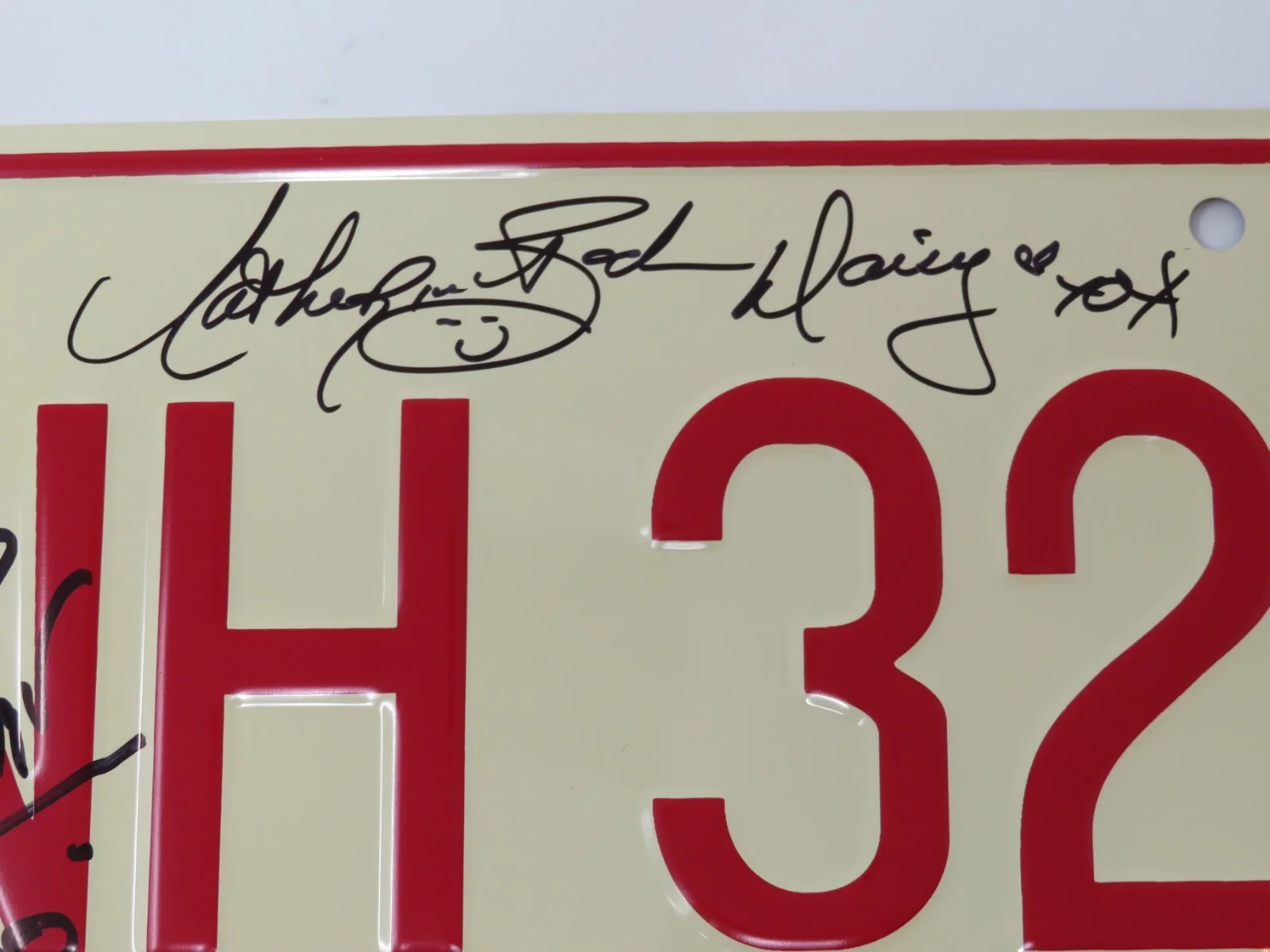 John Schneider, Tom Wopat, Catherine Bach — THE DUKES OF HAZZARD Signed Autograph "General Lee" Metal License Plate by 3 JSA, изображение 3