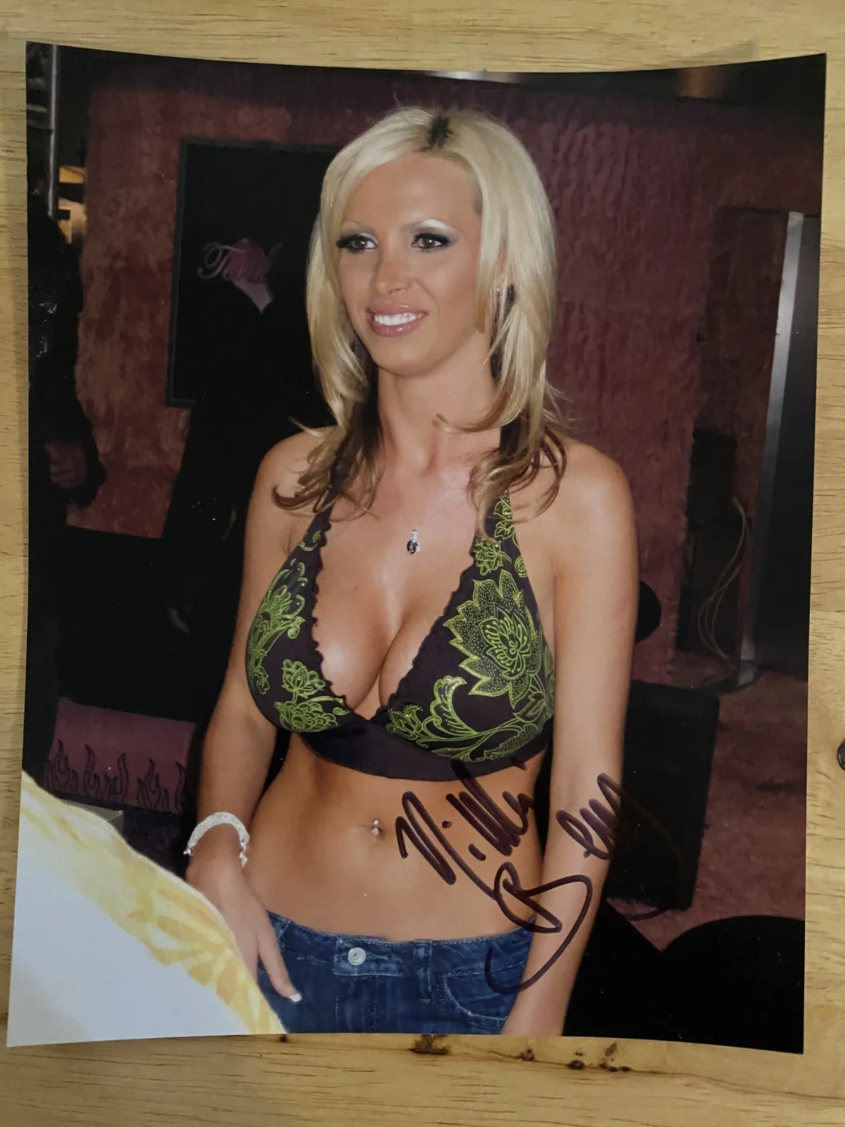 NIKKI BENZ — NIKKI BENZ SEXY SIGNED 8 X 10 CANDID PHOTO #2 ADULT FILM STAR