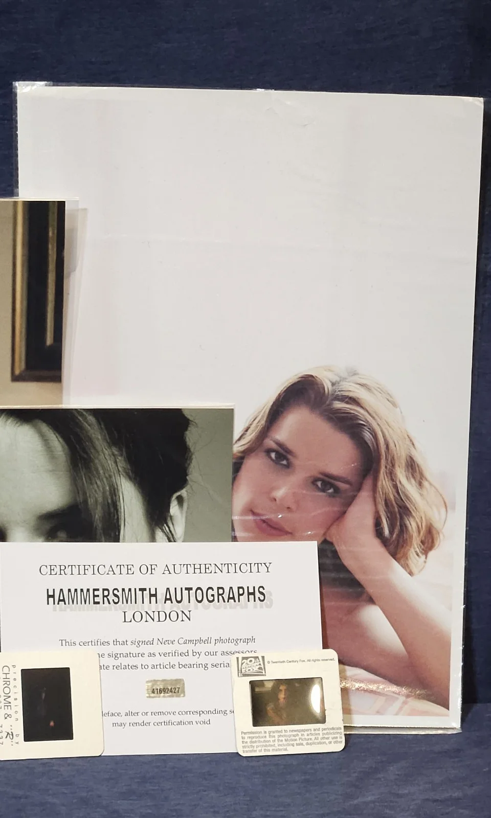 Neve Campbell — Neve Campbell Fan Lot - Certifed Autograph Signed Photo, изображение 3