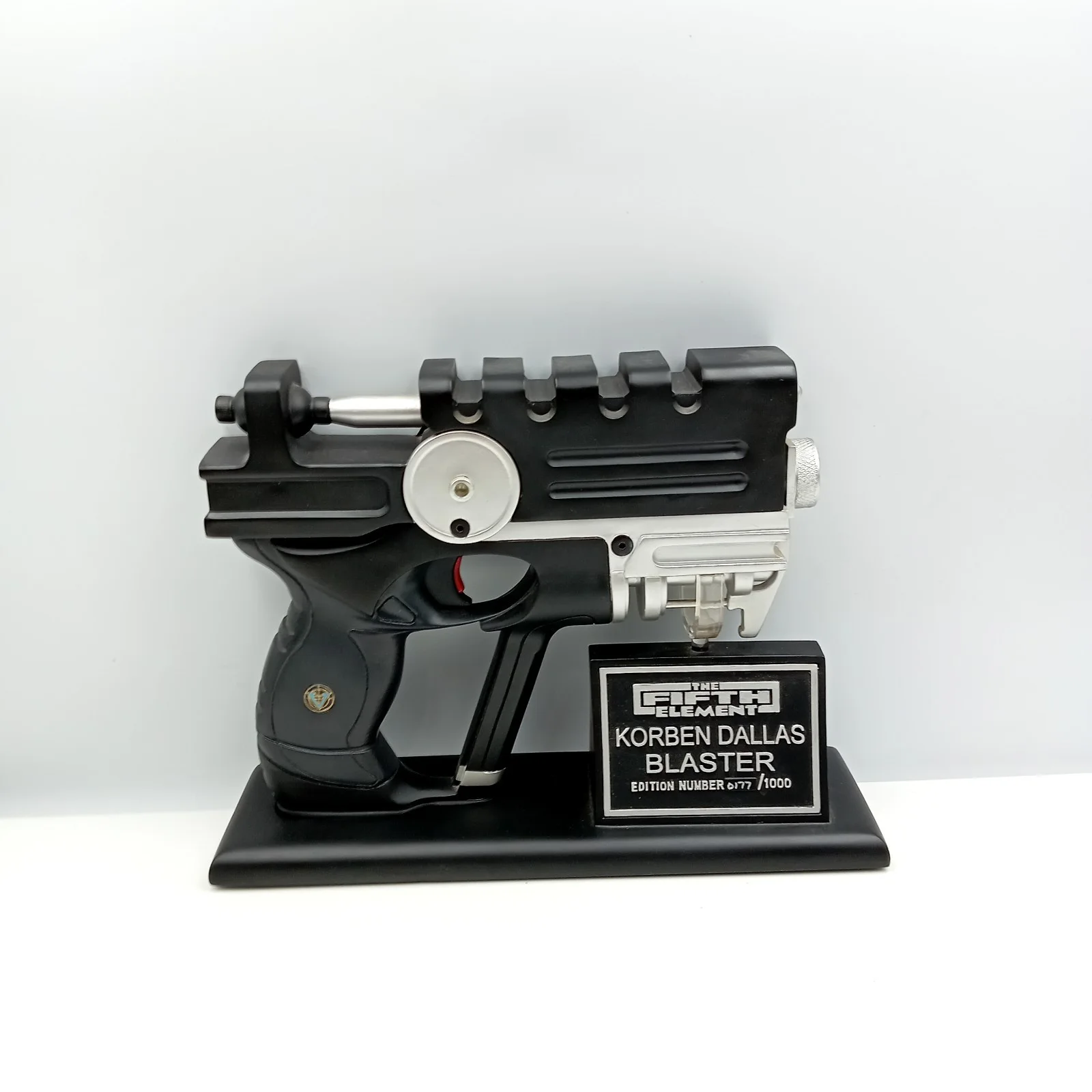 Korben Dallas Blaster Hollywood Collectables 1-1 Replica Limited Edition, изображение 3