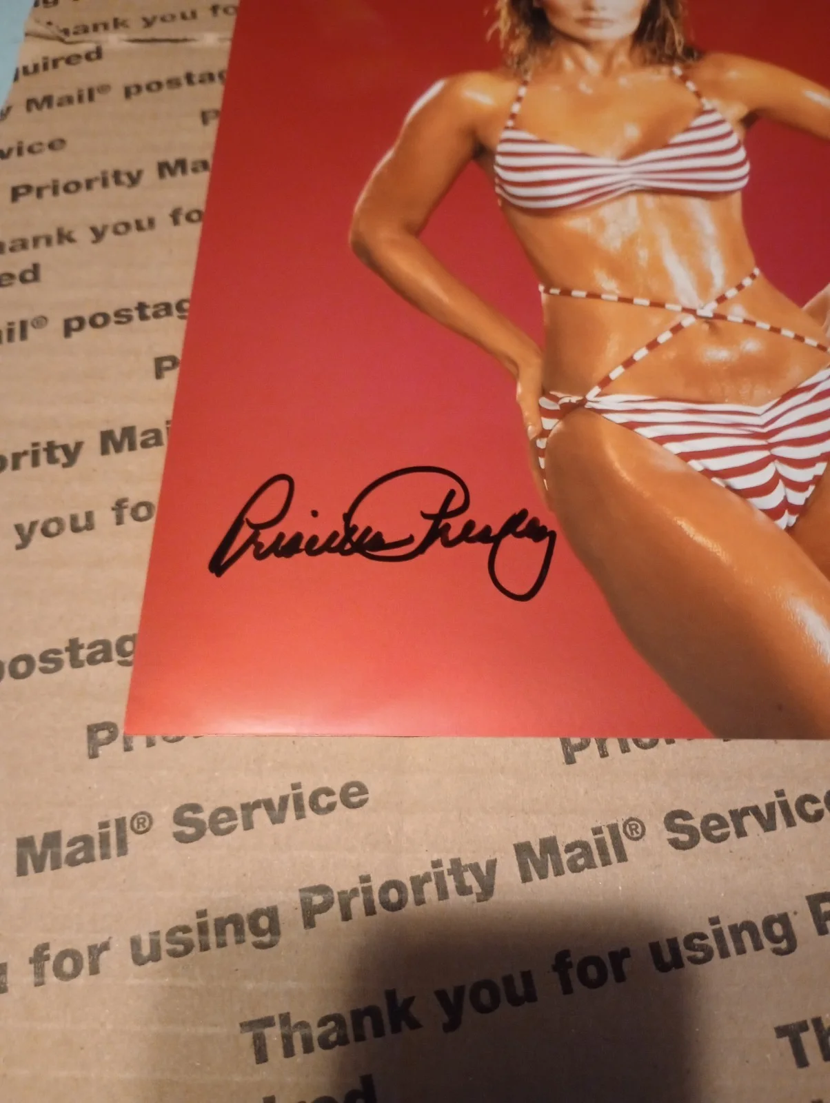 Priscilla Presley Elvis Naked Gun Dallas Autographed Metallic Photo 8x10 JSA, изображение 2