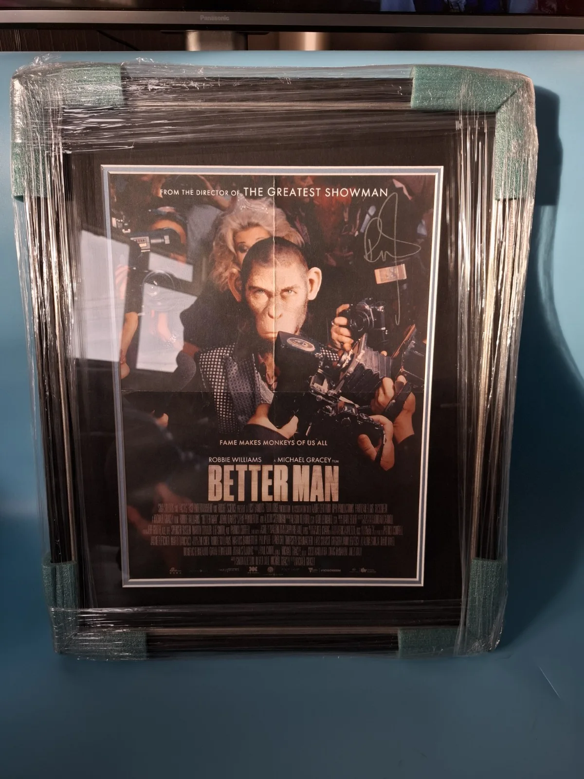 Framed Hand-signed Movie Poster for The 2024 Film Better Man Robbie Williams, изображение 2