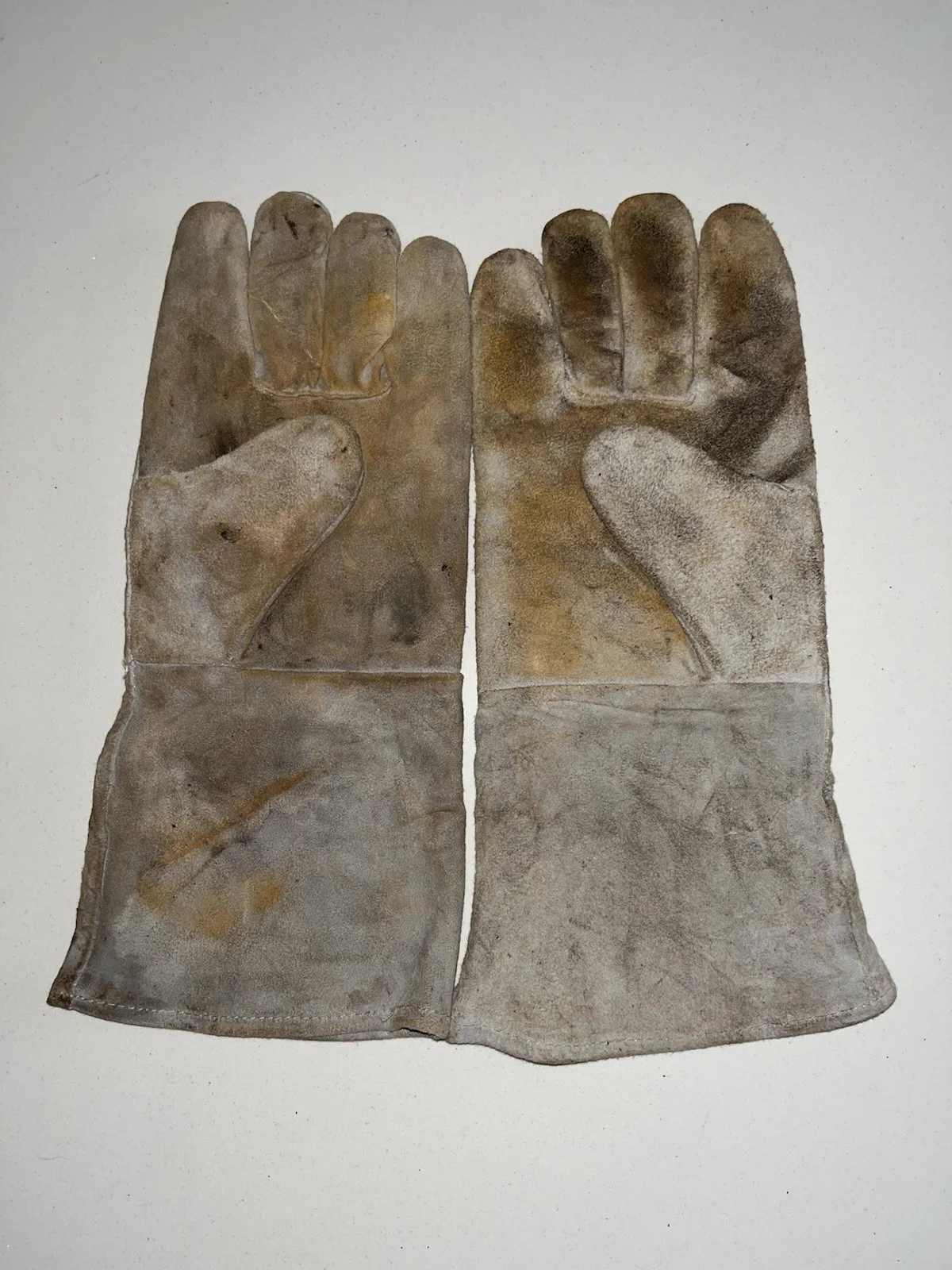 STRANGER THINGS S4 SCREEN USED ‘YURI ISMAYLOV’ MAINTENANCE GLOVES, image 3