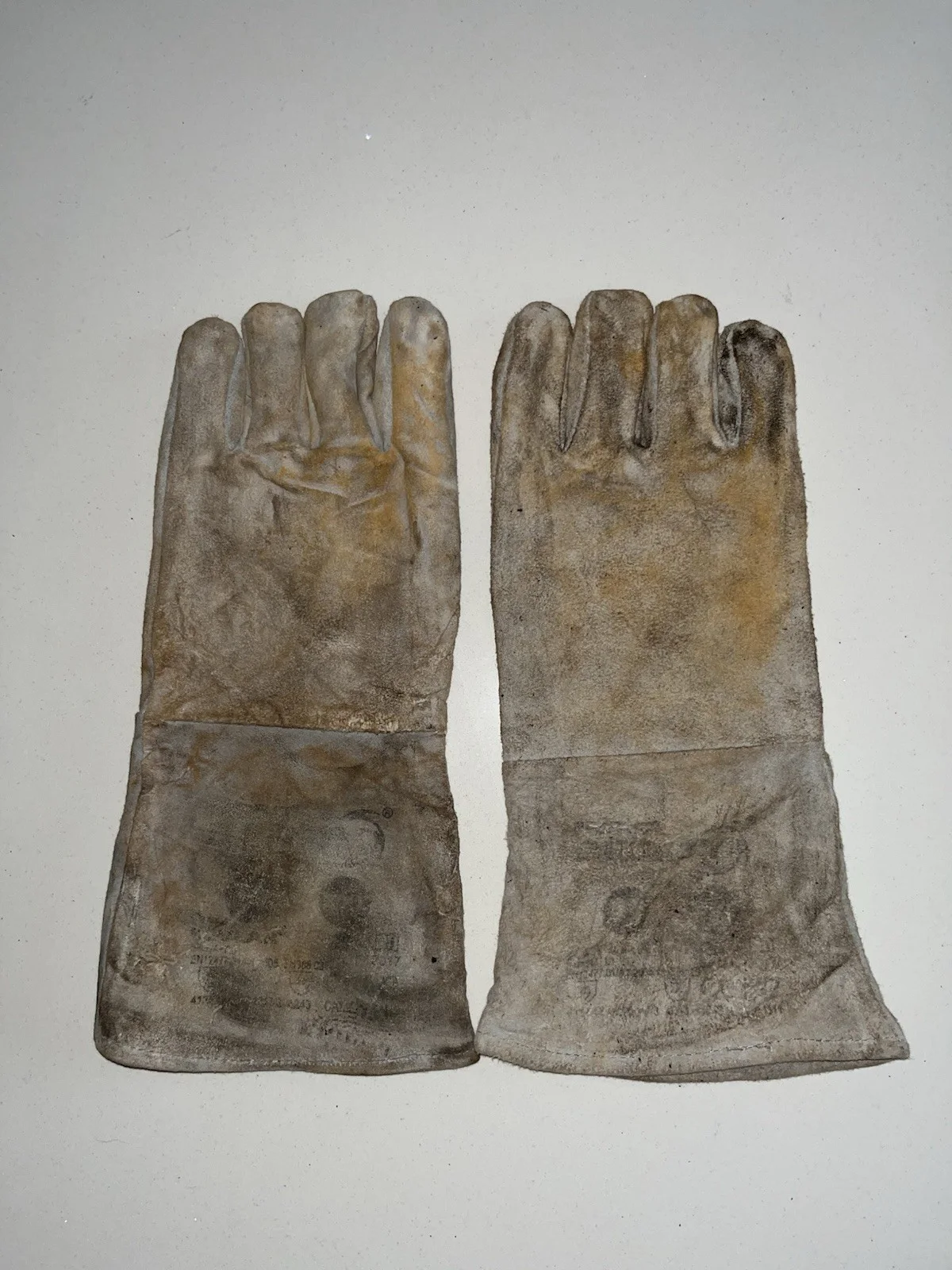 STRANGER THINGS S4 SCREEN USED ‘YURI ISMAYLOV’ MAINTENANCE GLOVES, image 4