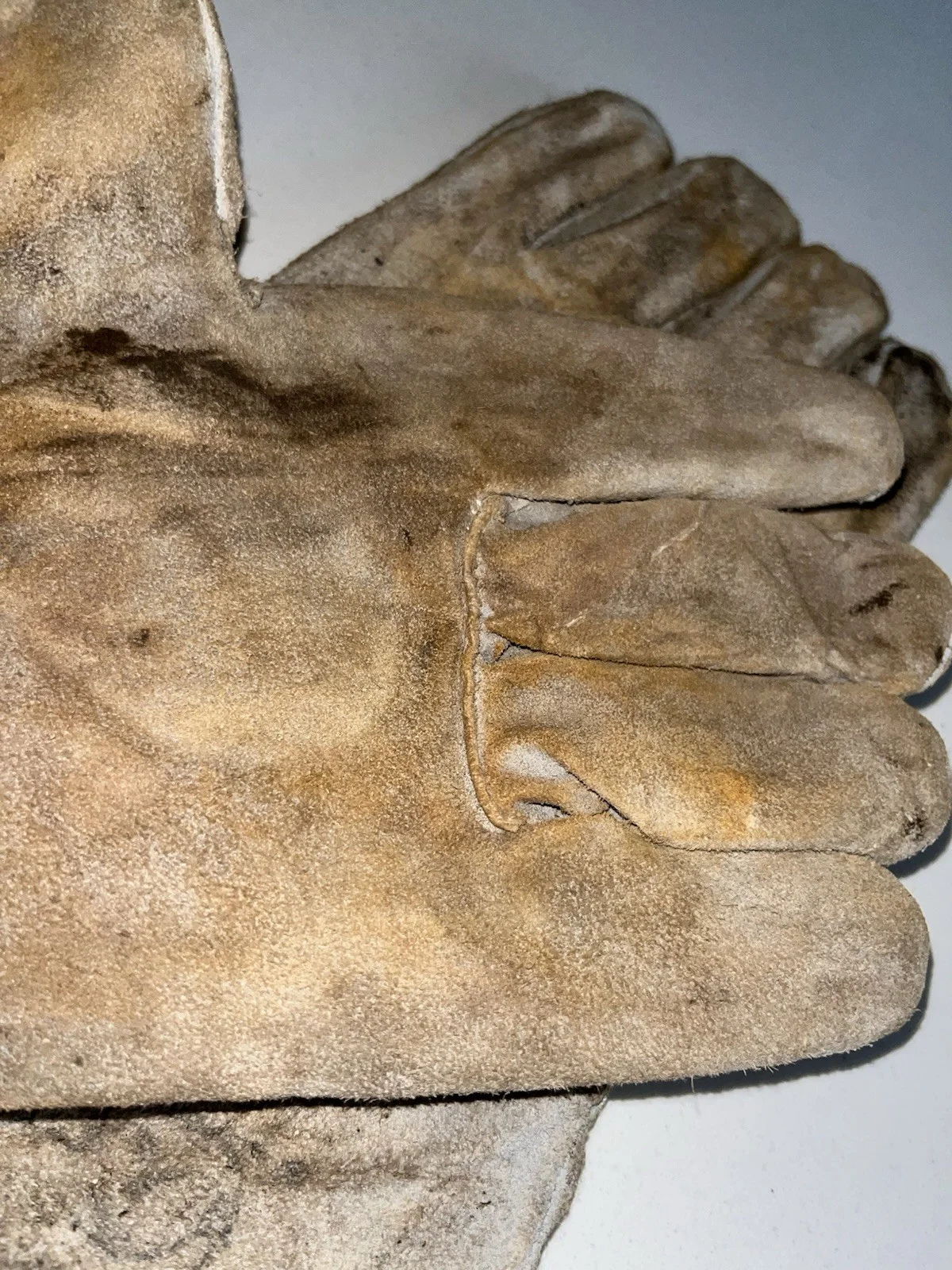 STRANGER THINGS S4 SCREEN USED ‘YURI ISMAYLOV’ MAINTENANCE GLOVES, image 5