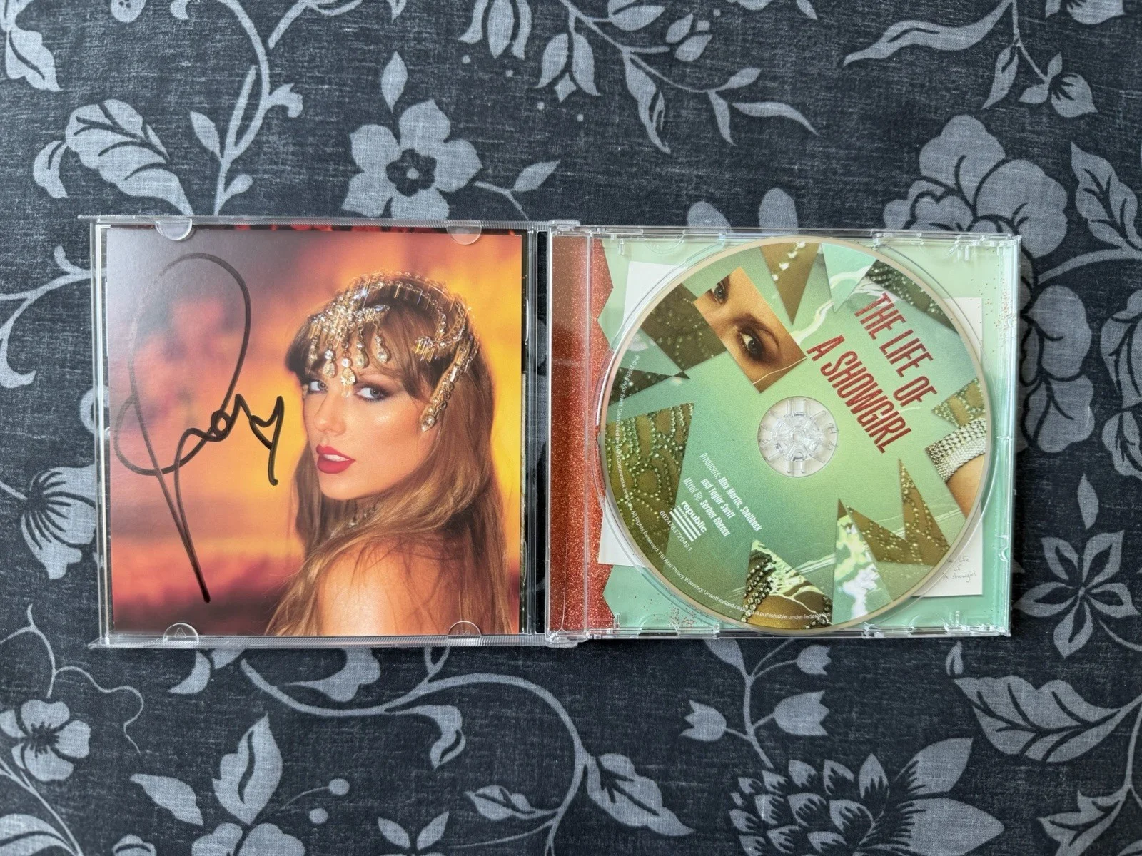 Taylor Swift 'The Life of a Showgirl' CD Signed, изображение 2