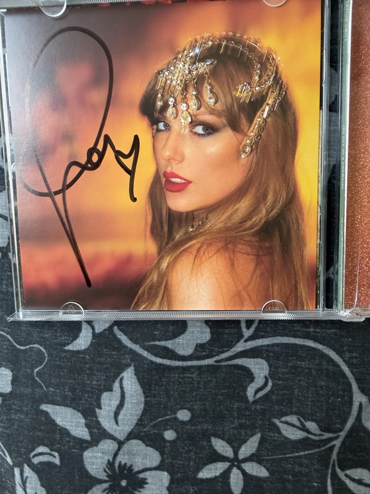 Taylor Swift 'The Life of a Showgirl' CD Signed, изображение 3