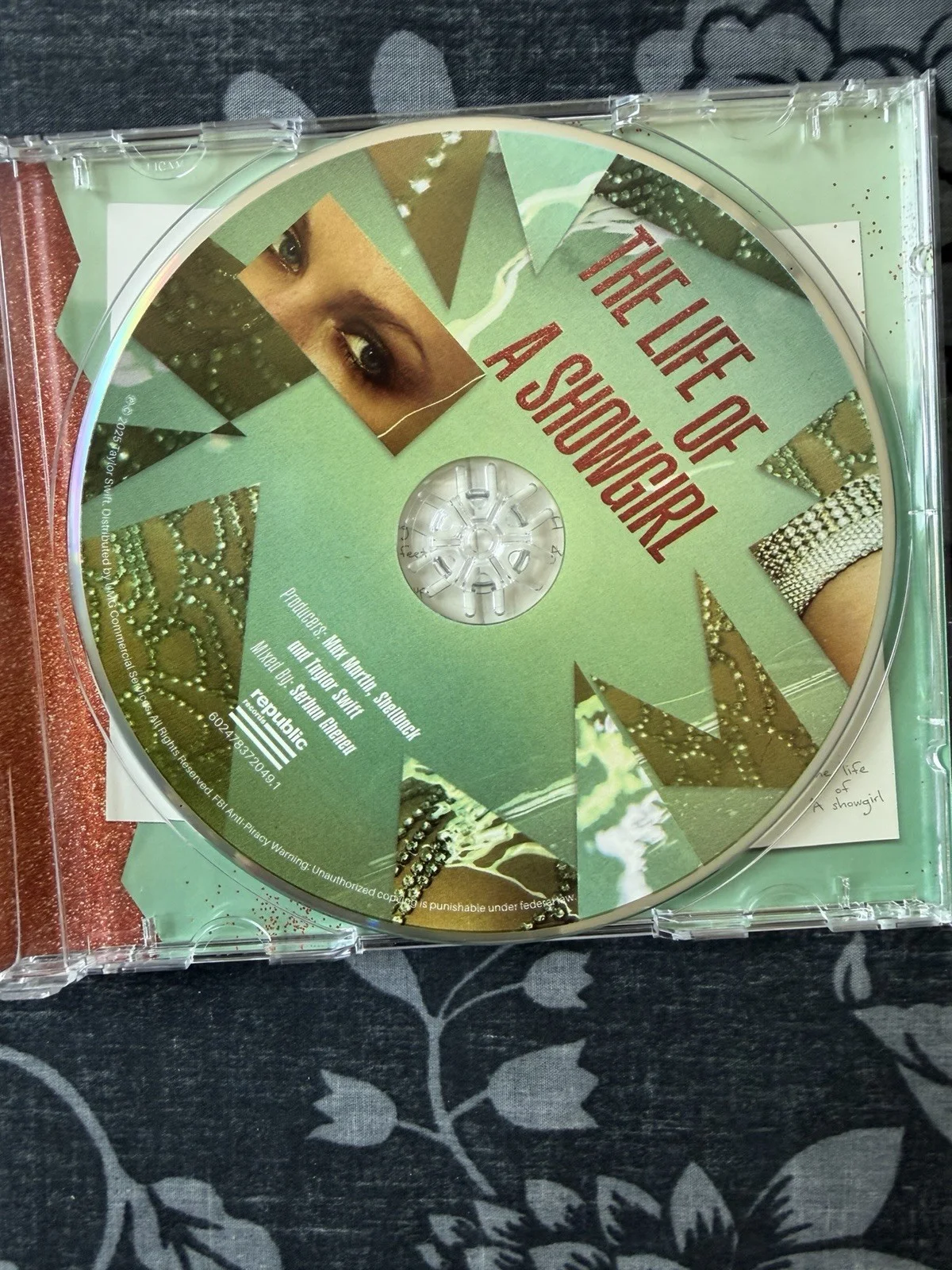 Taylor Swift 'The Life of a Showgirl' CD Signed, изображение 4