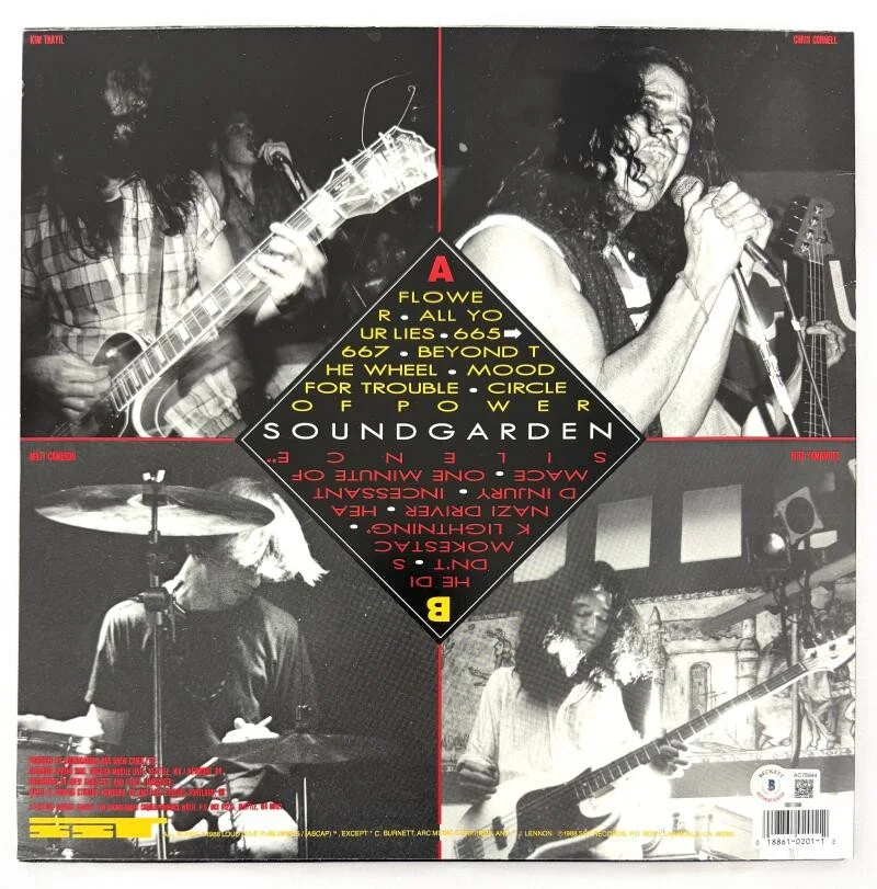 Chris Cornell, Kim Thayil — Chris Cornell & Kim Thayil Signed Autograph Soundgarden Album Record Beckett COA, изображение 2
