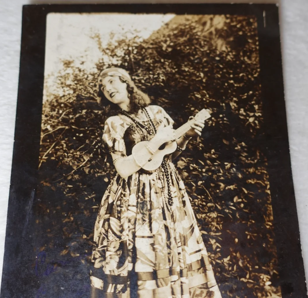 Carmen Cuyler SIGNED 1929 New York City Performer Singer Ukulele Vintage Photo, изображение 2