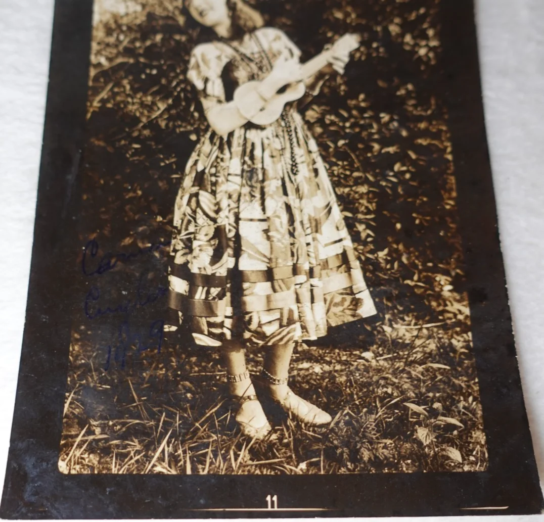 Carmen Cuyler SIGNED 1929 New York City Performer Singer Ukulele Vintage Photo, изображение 3