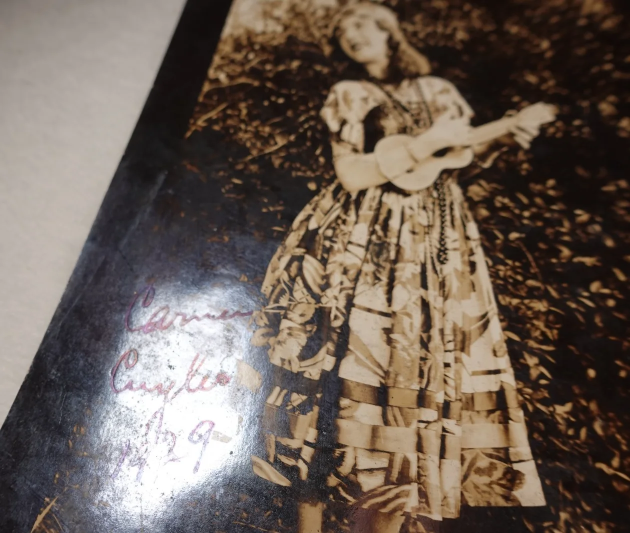 Carmen Cuyler SIGNED 1929 New York City Performer Singer Ukulele Vintage Photo, изображение 4
