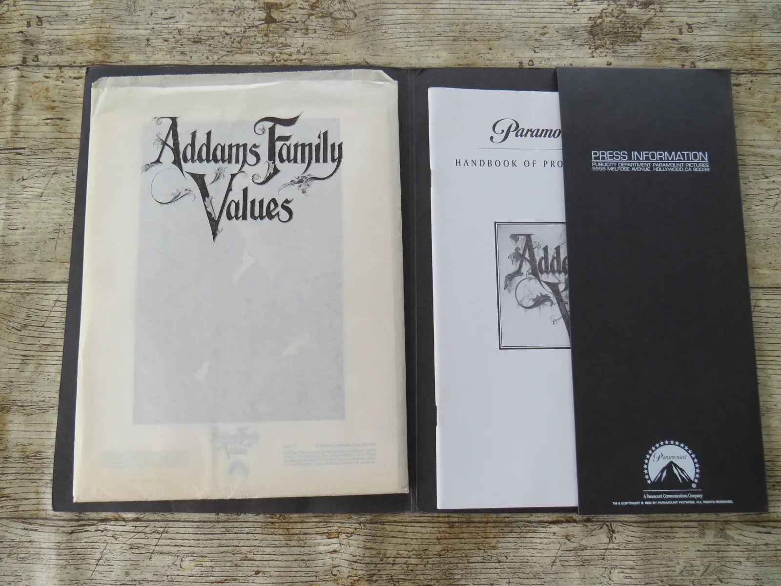 ADDAMS FAMILY VALUES ORIGINAL 1993 CINEMA PRESS KIT Anjelica Huston 15 PHOTOS, изображение 2