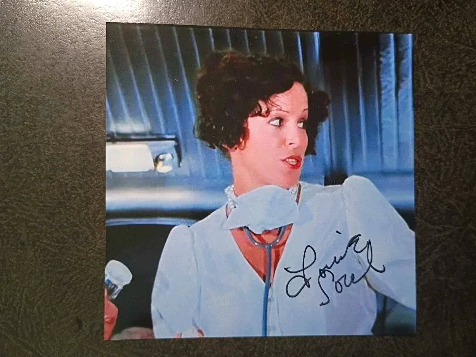 LOUISE SOREL As REENA — LOUISE SOREL As NURSE Hand Signed Autograph Photo - ACTRESS - AIRPLANE II, изображение 2