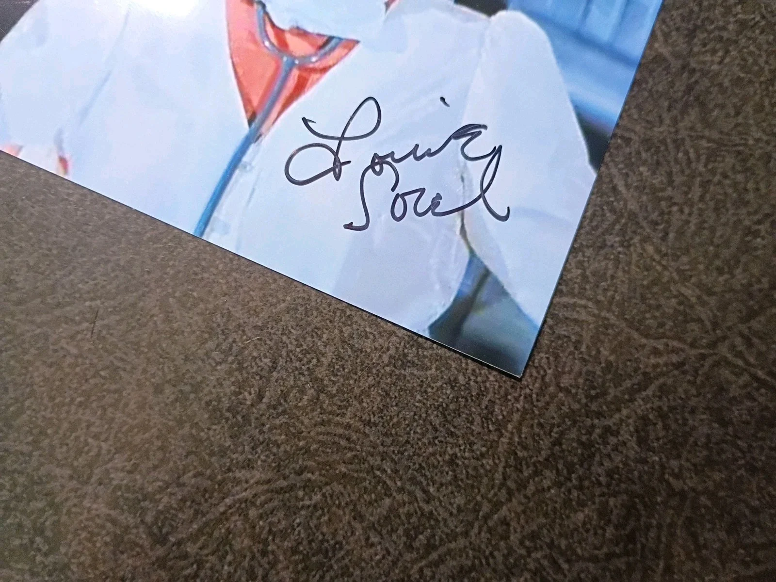 LOUISE SOREL As REENA — LOUISE SOREL As NURSE Hand Signed Autograph Photo - ACTRESS - AIRPLANE II, изображение 3