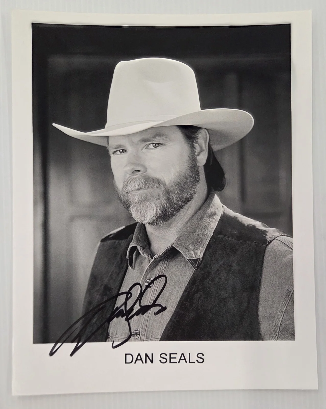 LOT OF 25 AUTOGRAPHED PHOTOS COUNTRY MUSIC SINGERS SIGNED HAGGARD CHESNEY RIMES, изображение 5