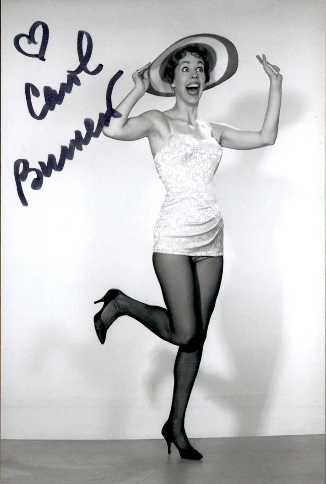 Carol Burnett — Carol Burnett Signed Autographed 4x6 Photo The Carol Burnett Show / Annie #3