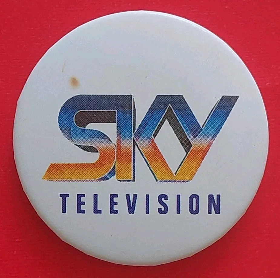 Vintage Granada Studios Tour & Original SKY Television Logo Pin Badges. Retro., изображение 5