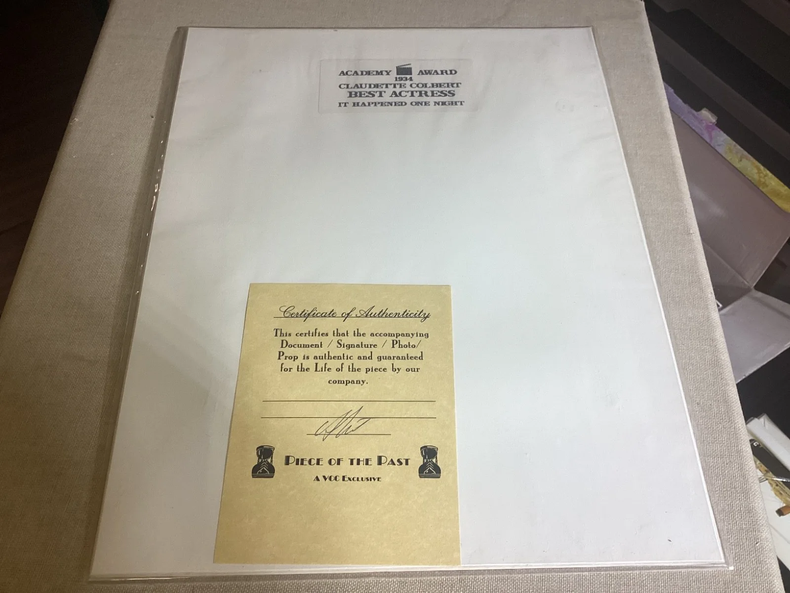 Autographed picture Claudette Colbert in cardboard frame with certificate of aut, изображение 2