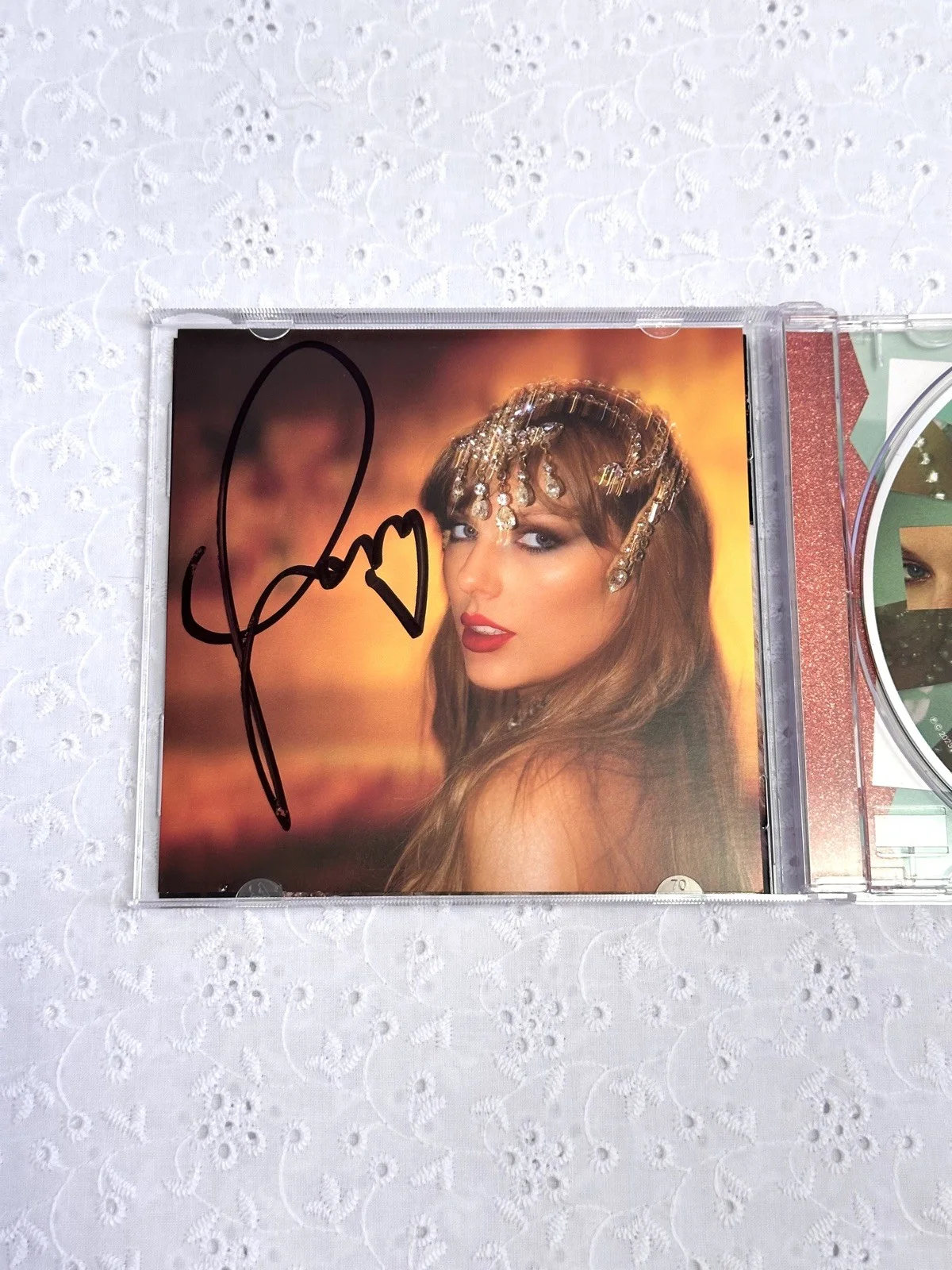 Taylor Swift The Life of a Showgirl Hand Signed Photo CD #1, изображение 2