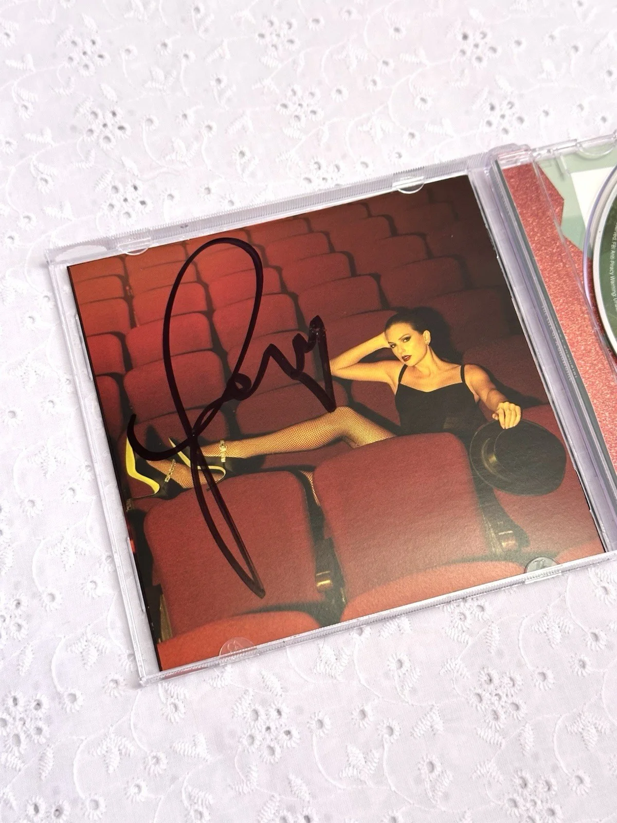 Taylor Swift The Life of a Showgirl Hand Signed Photo CD #4, изображение 2