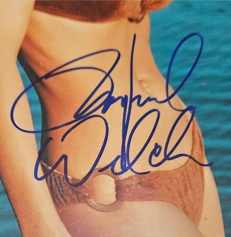 Raquel Welch — Raquel Welch Signed 8 X 10 Photo Bikini Ocean Pull Back Hair Pose COA, изображение 2