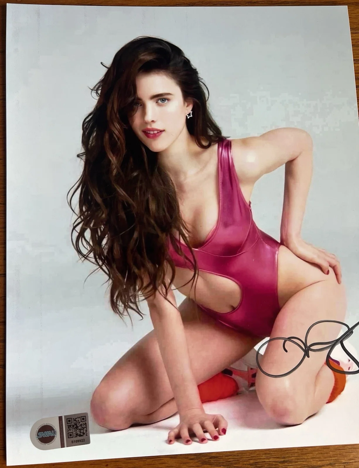 Margaret Qualley — Margaret Qualley ‘The Substance’ 8x10 Signed Autographed Photo SWAU COA, изображение 2