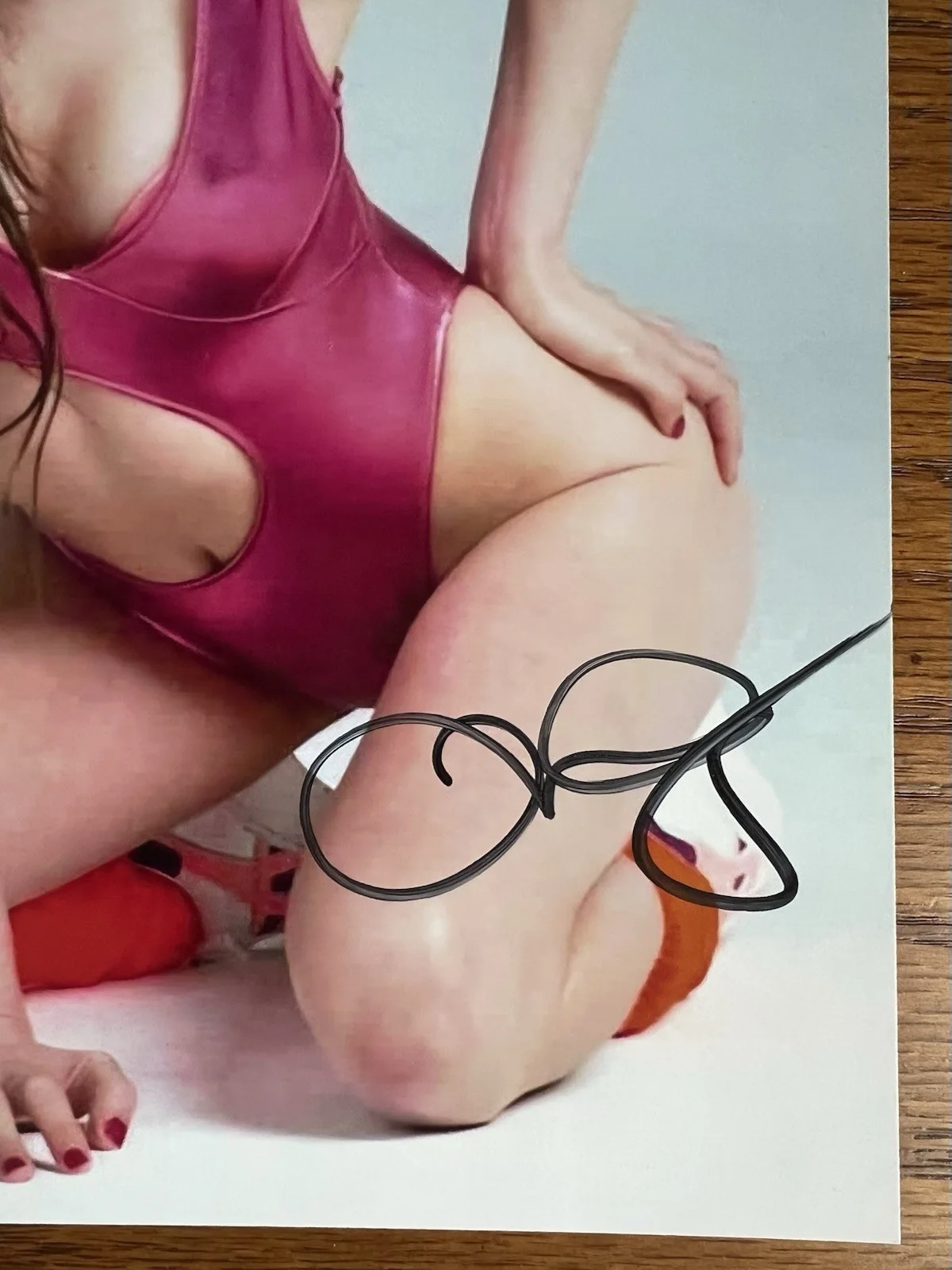 Margaret Qualley — Margaret Qualley ‘The Substance’ 8x10 Signed Autographed Photo SWAU COA, изображение 3