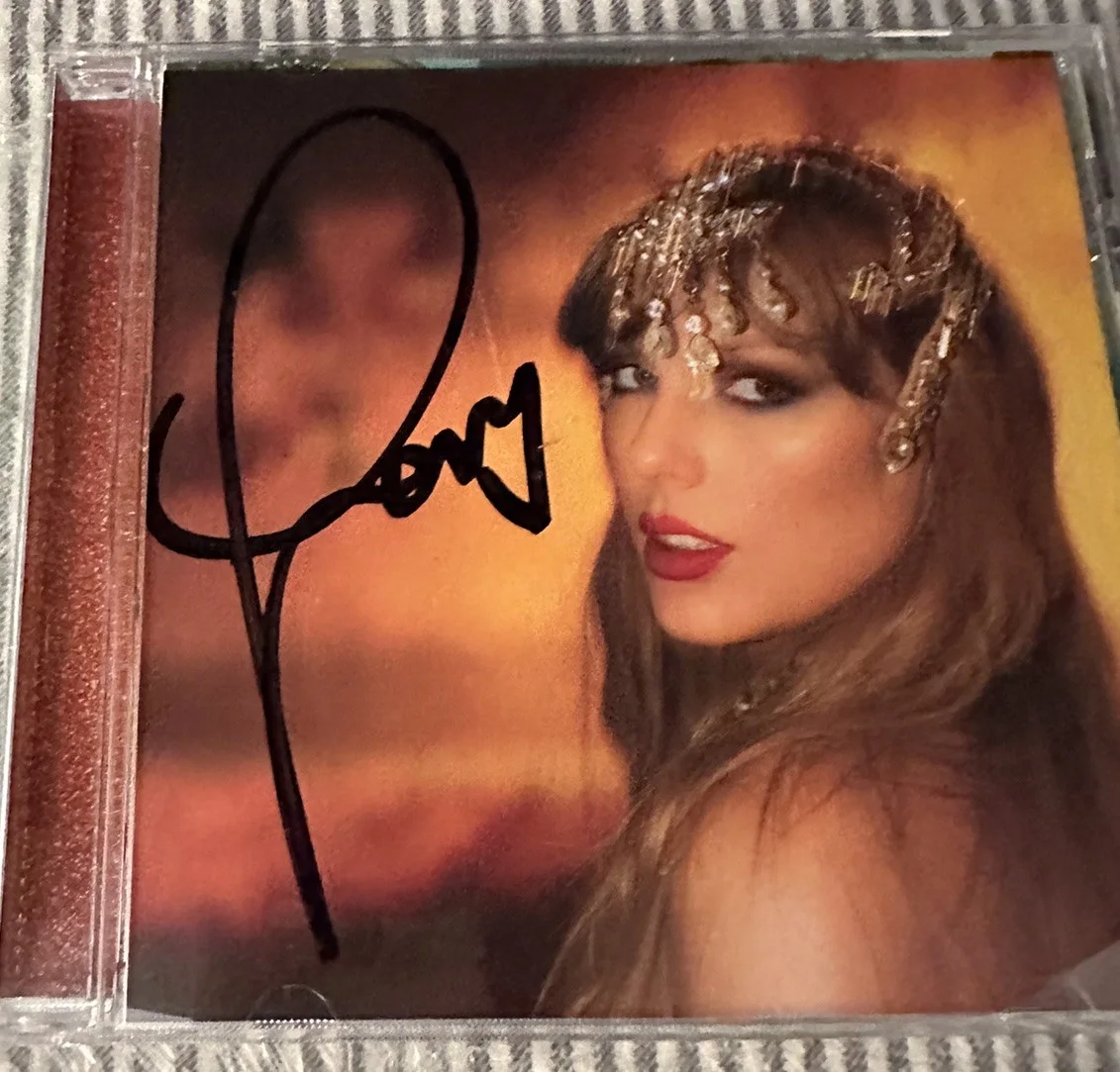Taylor Swift The Life Of A Showgirl TLOAS Hand Signed Autographed CD Photo 1, изображение 2